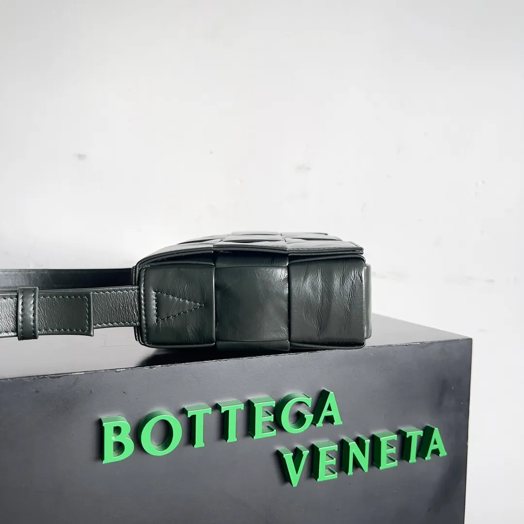 Batch 1680 𝒃𝒐𝒕𝒕𝒆𝒈𝒂 𝒗𝒆𝒏𝒆𝒕𝒂-New style 𝒄𝒂𝒔𝒔𝒆𝒕𝒕𝒆 The new cassette is really for both men and women 🉑️, the leather surface is changed from lamb to waxed calfskin, the gloss is 💯, the shoulder straps are matched with classic triangle elements, exquisite and fashionable, a street photography artifact (ps: super practical‼️) 🌈Only the highest-end in the market, welcome to compare Size: 23*15*5cm.      Model: 667298